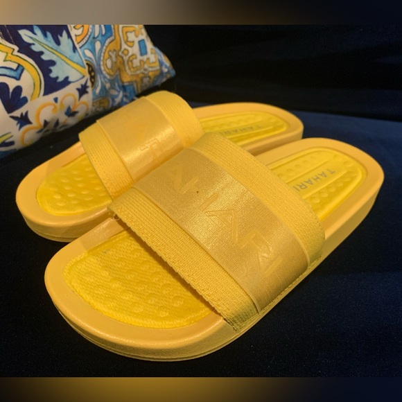 Tahari Slip On Sandle - Picture 2 of 7